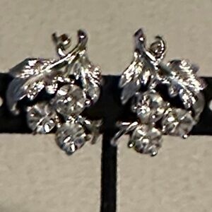 Vintage Coro Elegant Silver Leaf andCrystal rhinestone screw back Earrings (818)